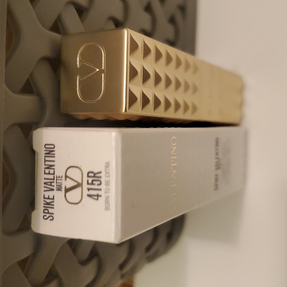 VALENTINO SPIKE VALENTINO BUTTERY MATTE LIP COLOUR 415R BORN TO BE EXTRA. BNIB - Picture 6 of 6